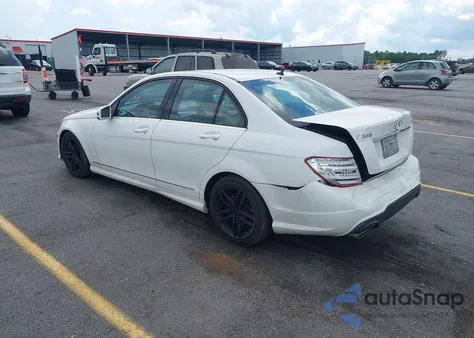 2013 Mercedes-Benz C 300 Luxury 4Matic/Sport 4Matic z USA, uszkodzony, nr VIN WDDGF8AB8DR287316